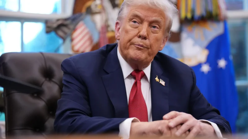 Trump pede R$ 1,2 bilhão em indenização do próprio governo por investigações contra ele