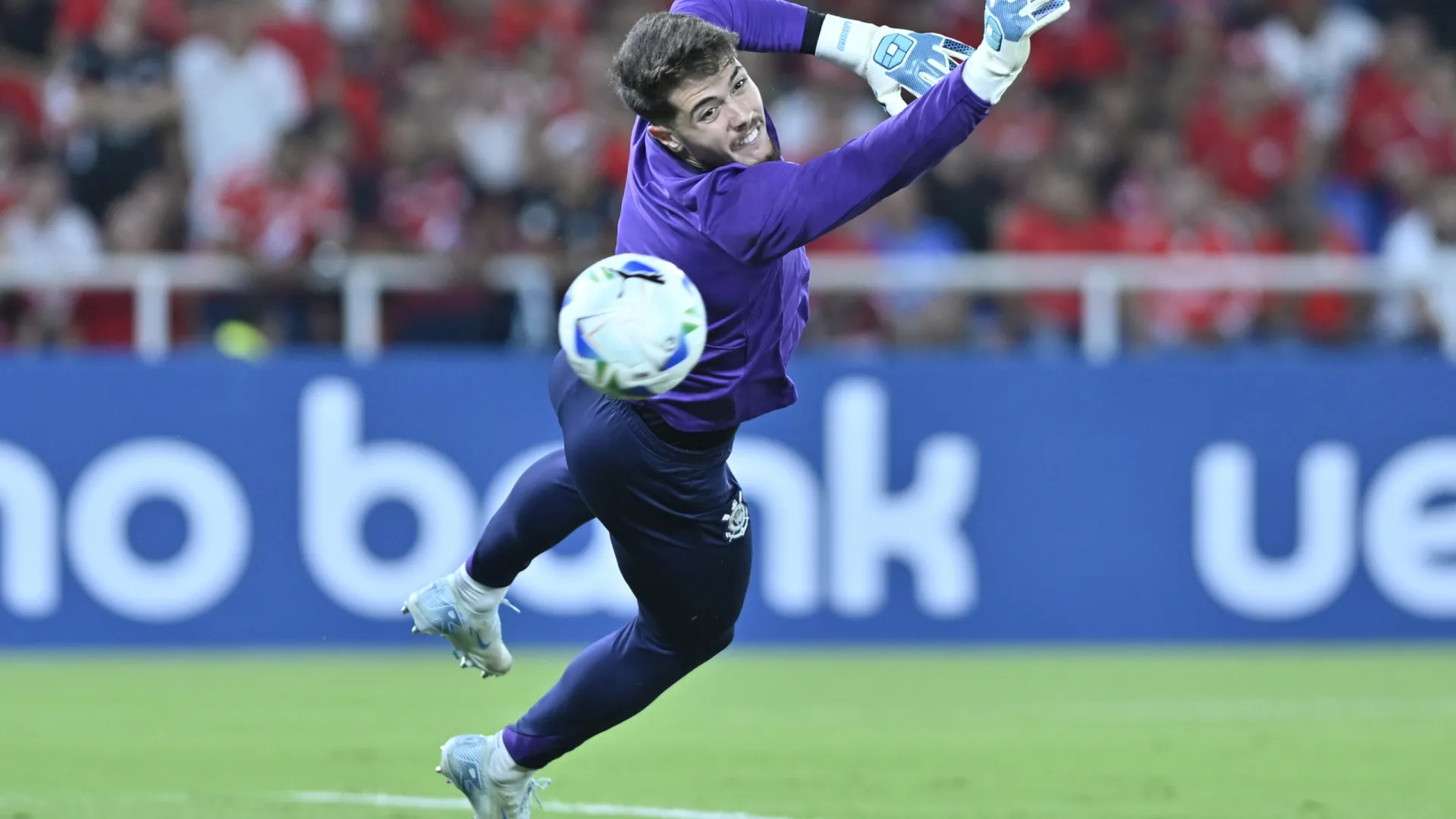 Goleiro que nunca jogou se prepara para substituir Hugo no Corinthians