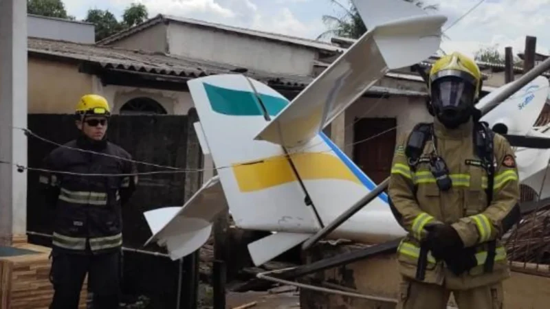 Avião de pequeno porte cai e atinge casa em Goiânia, e piloto sobrevive