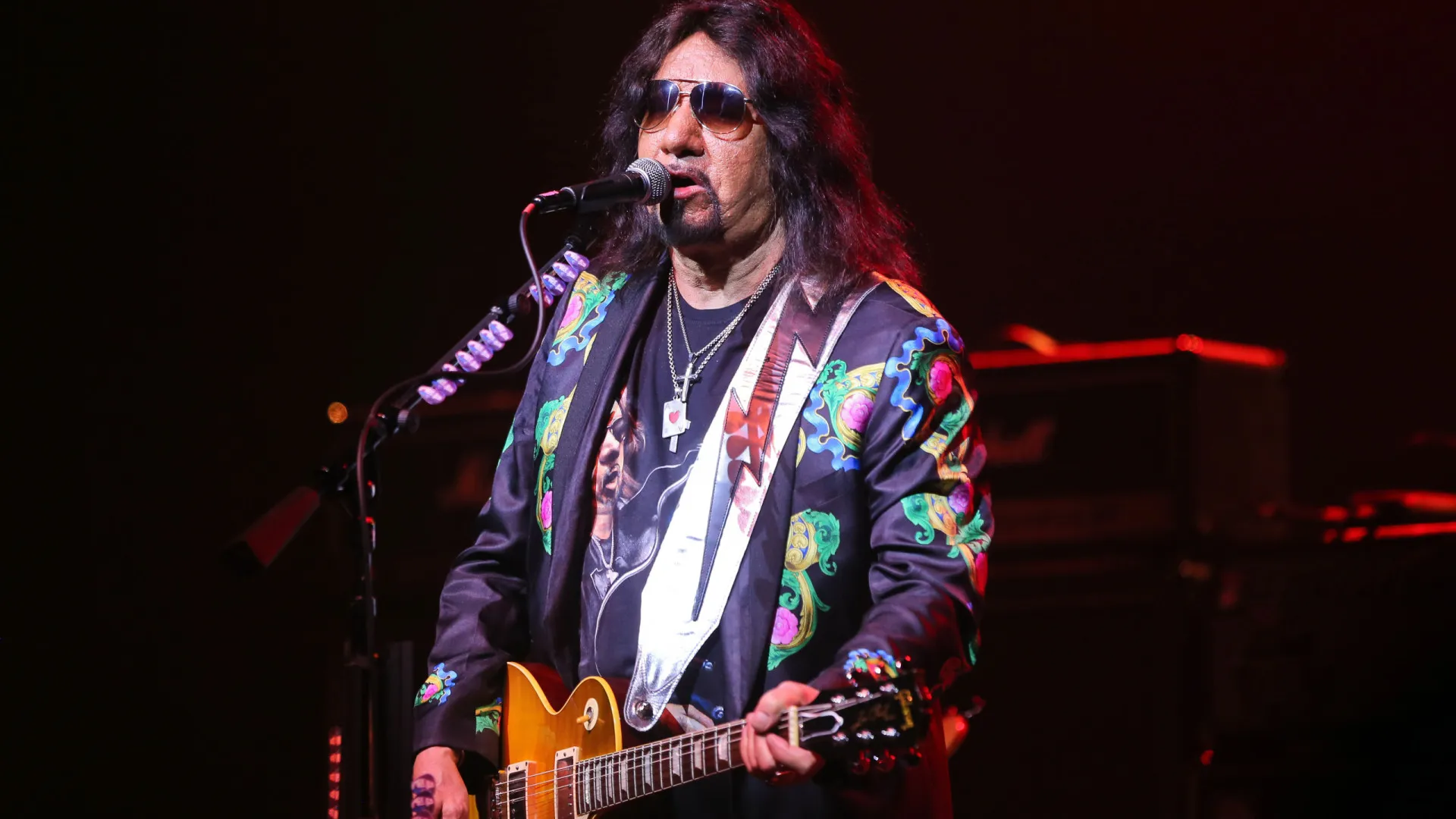 Morre Ace Frehley, guitarrista e fundador do Kiss, aos 74 anos
