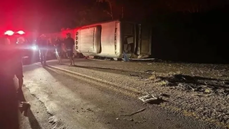 Acidente com ônibus deixa mortos e feridos na BR-423, em Pernambuco