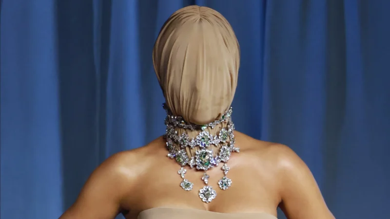 Kim Kardashian aparece com look bizarro no tapete vermelho