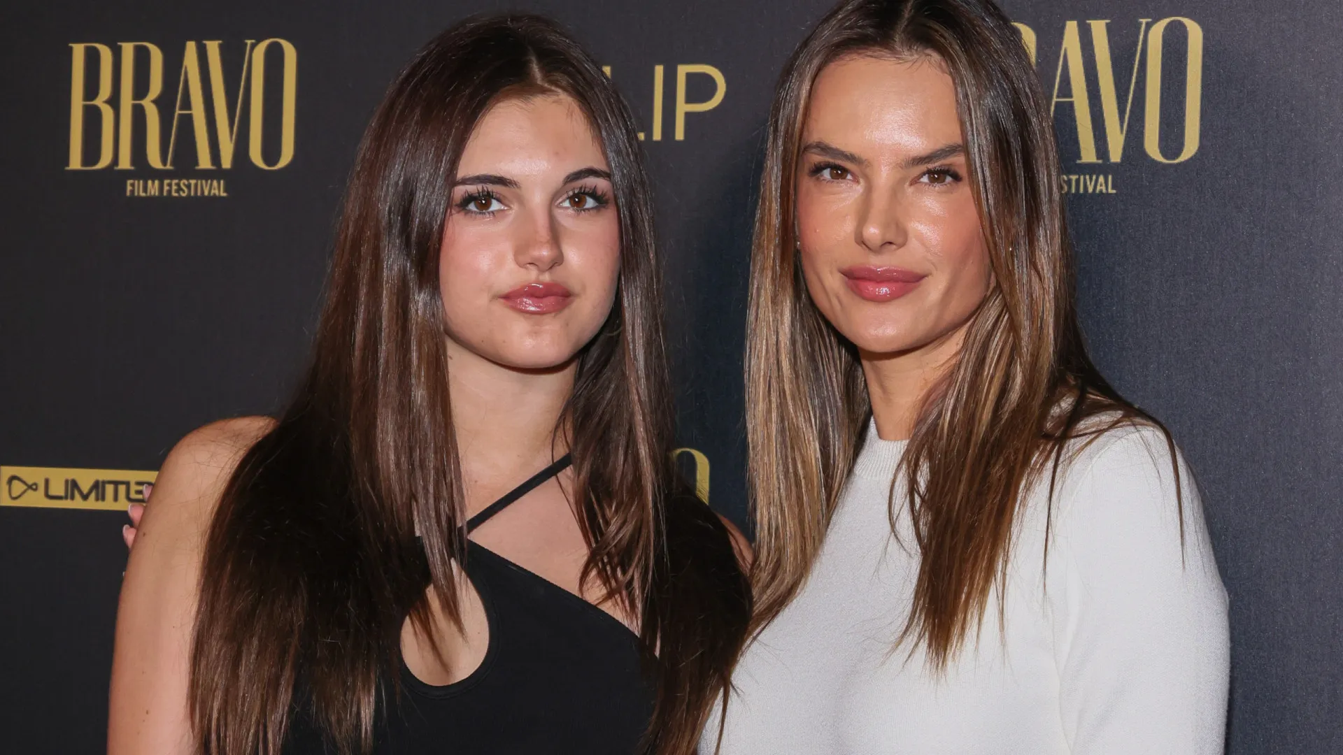 Alessandra Ambrosio ao lado sa filha em ‘red carpet’; sósias?