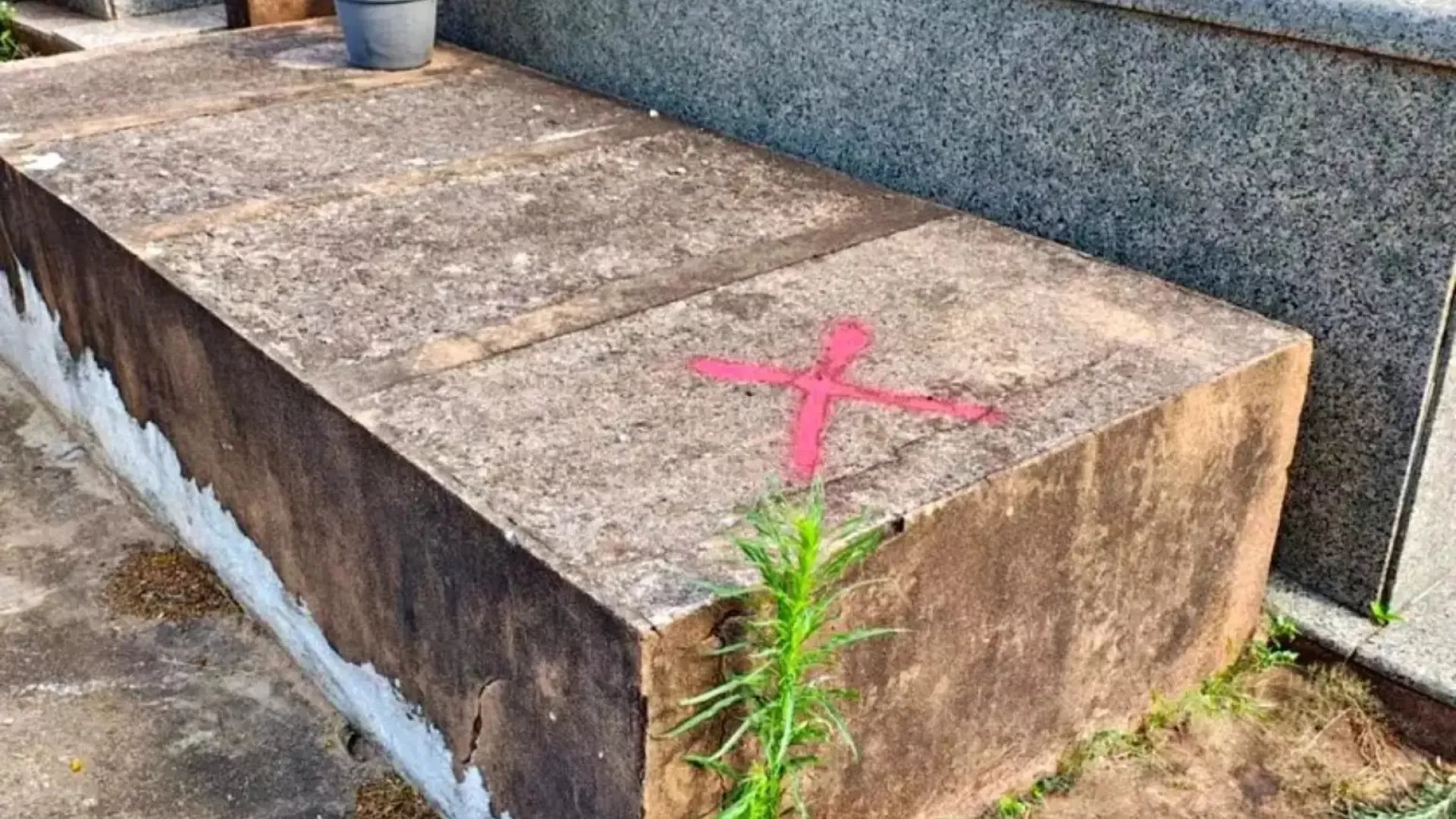 Cruzes vermelhas em túmulos causam reação em cidade do Paraná