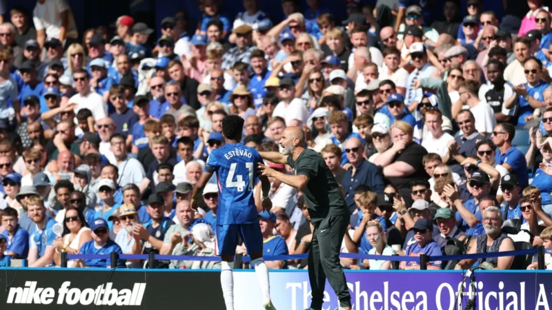 Técnico do Chelsea se diz ‘sortudo’ por treinar Estêvão e cita humildade