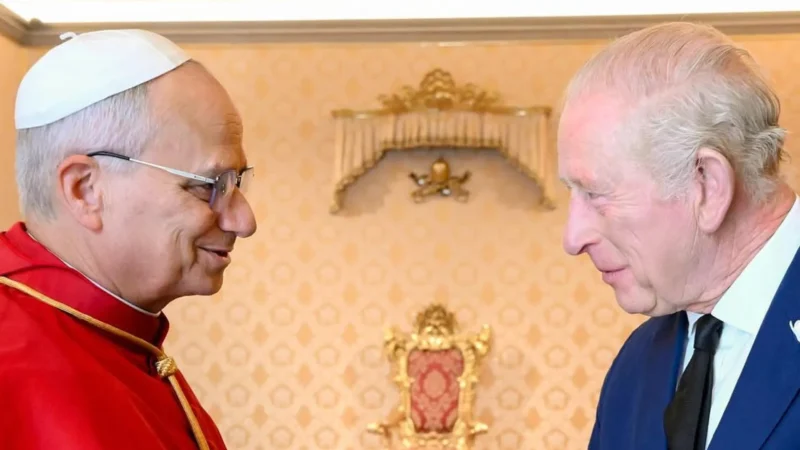 Veja as imagens do encontro do rei Charles III com o Papa Leão XIV