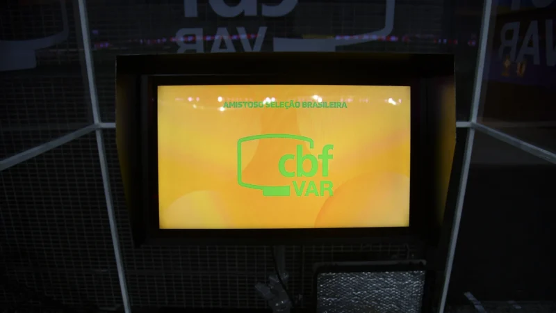 ‘Chuta a bola e não tem tempo de tirar o pé’, diz áudio do VAR sobre Gómez