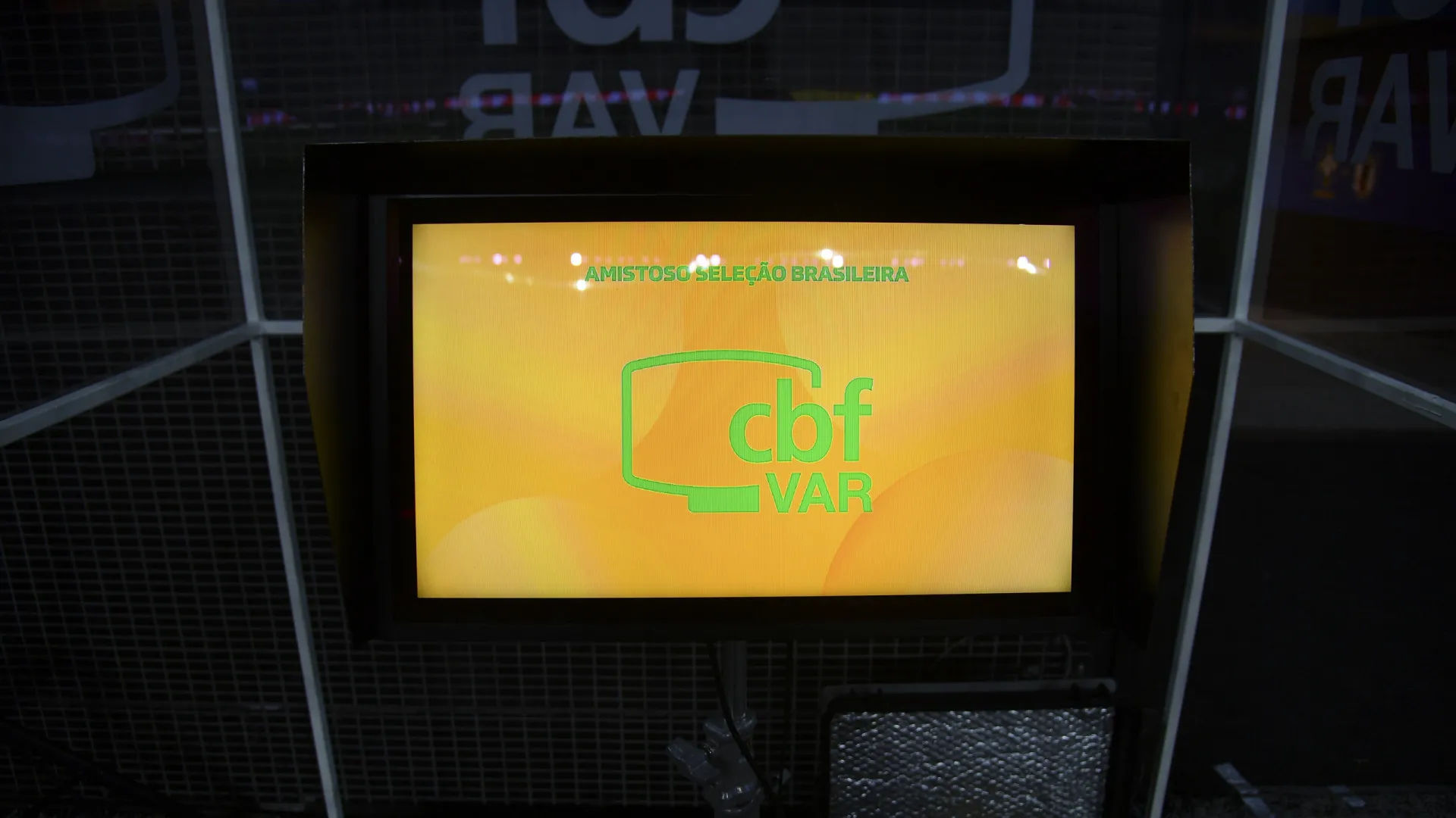 ‘Chuta a bola e não tem tempo de tirar o pé’, diz áudio do VAR sobre Gómez