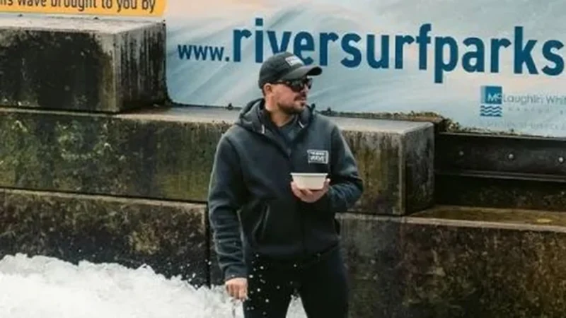 Austríaco quebra recorde mundial após surfar a mesma onda por mais de 8h