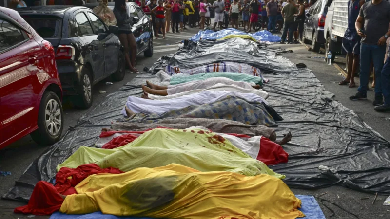 Mais de 50 corpos são levados para praça da Penha, no Rio