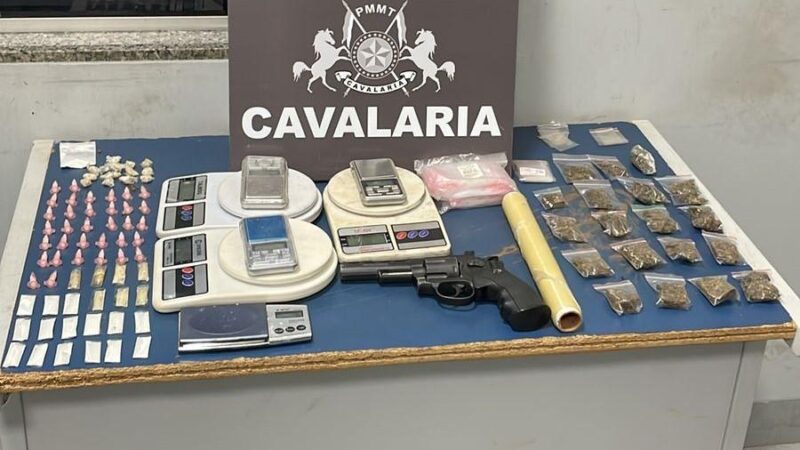 Cavalaria da PM prende dupla por tráfico e apreende arma e 89 porções de drogas em Sinop