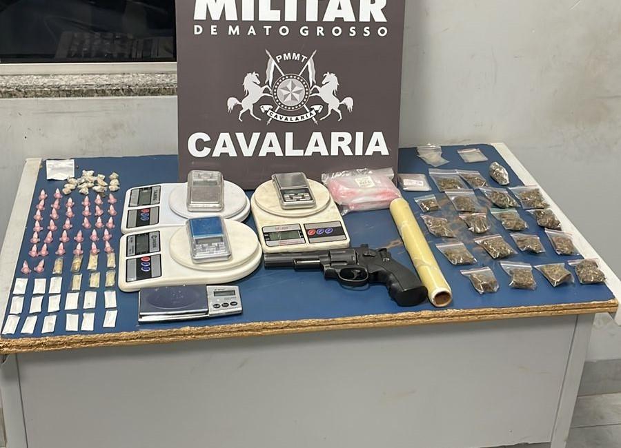 Cavalaria da PM prende dupla por tráfico e apreende arma e 89 porções de drogas em Sinop