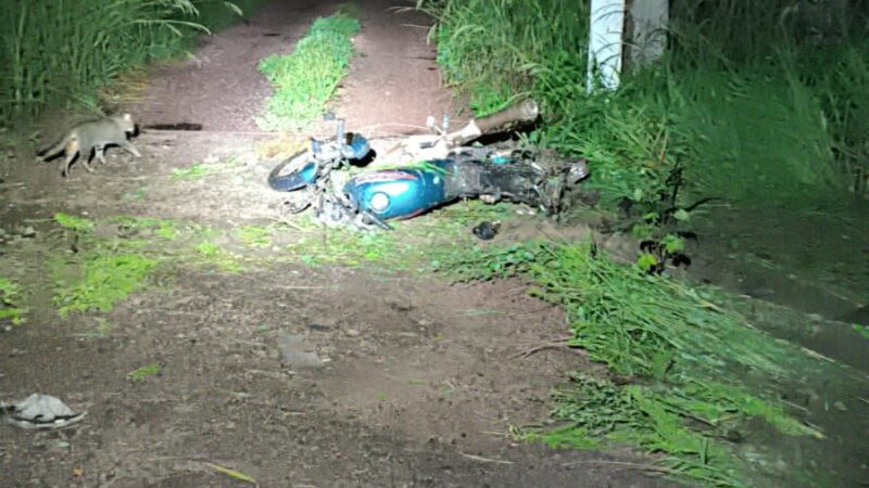 Jovem morre e outra vítima fica gravemente ferida em colisão entre moto e carro na BR-163