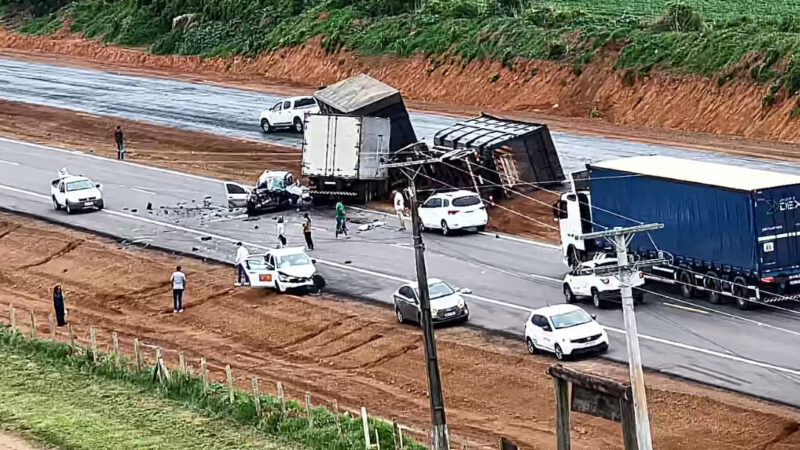 Motorista morre em acidente envolvendo caminhão e carreta na BR-163 em Sorriso (Vídeo)