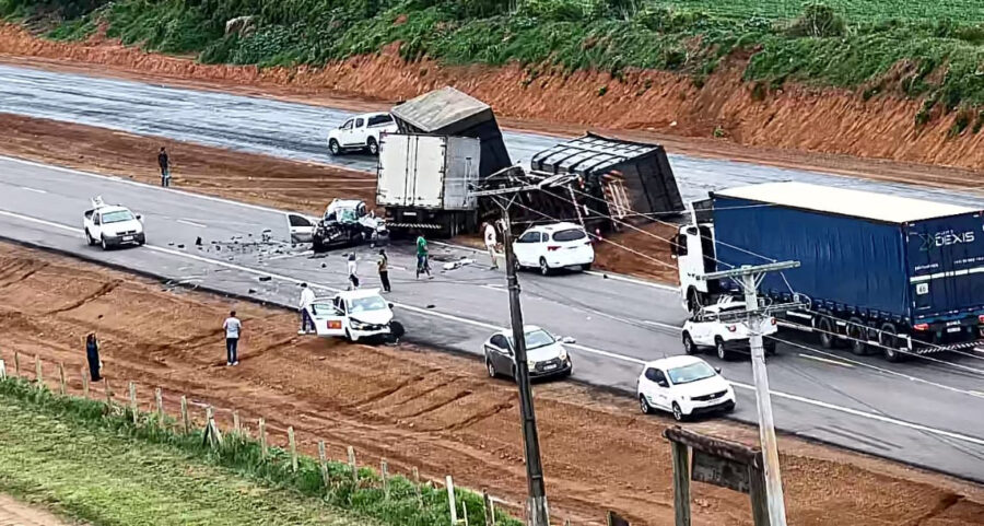 Motorista morre em acidente envolvendo caminhão e carreta na BR-163 em Sorriso (Vídeo)