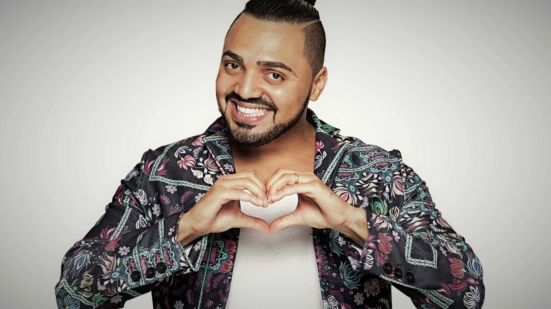 Esposa de Tirullipa perdoa traição em evento dos Legendários