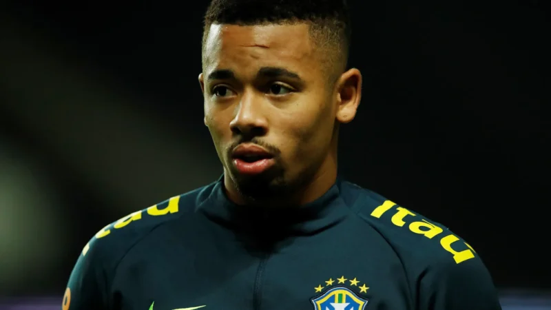Sob olhar de Gabriel Jesus, Ancelotti desenha seleção sem camisas 9