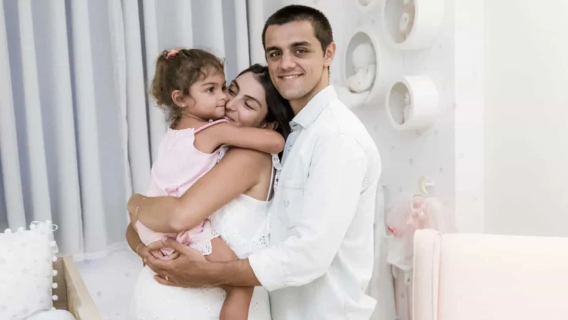 Mulher de Felipe Simas diz que já pediu a Deus para fechar portas na carreira do marido