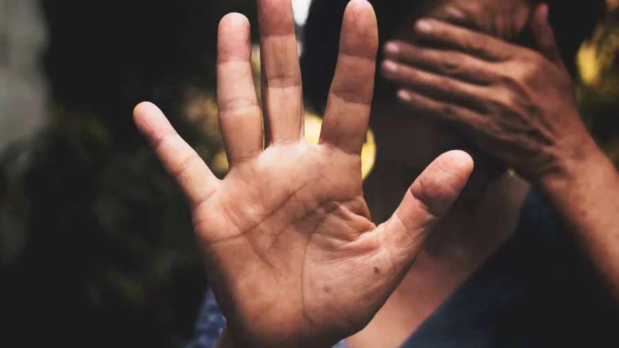 Jovem é preso após agredir esposa dentro de casa em Vera