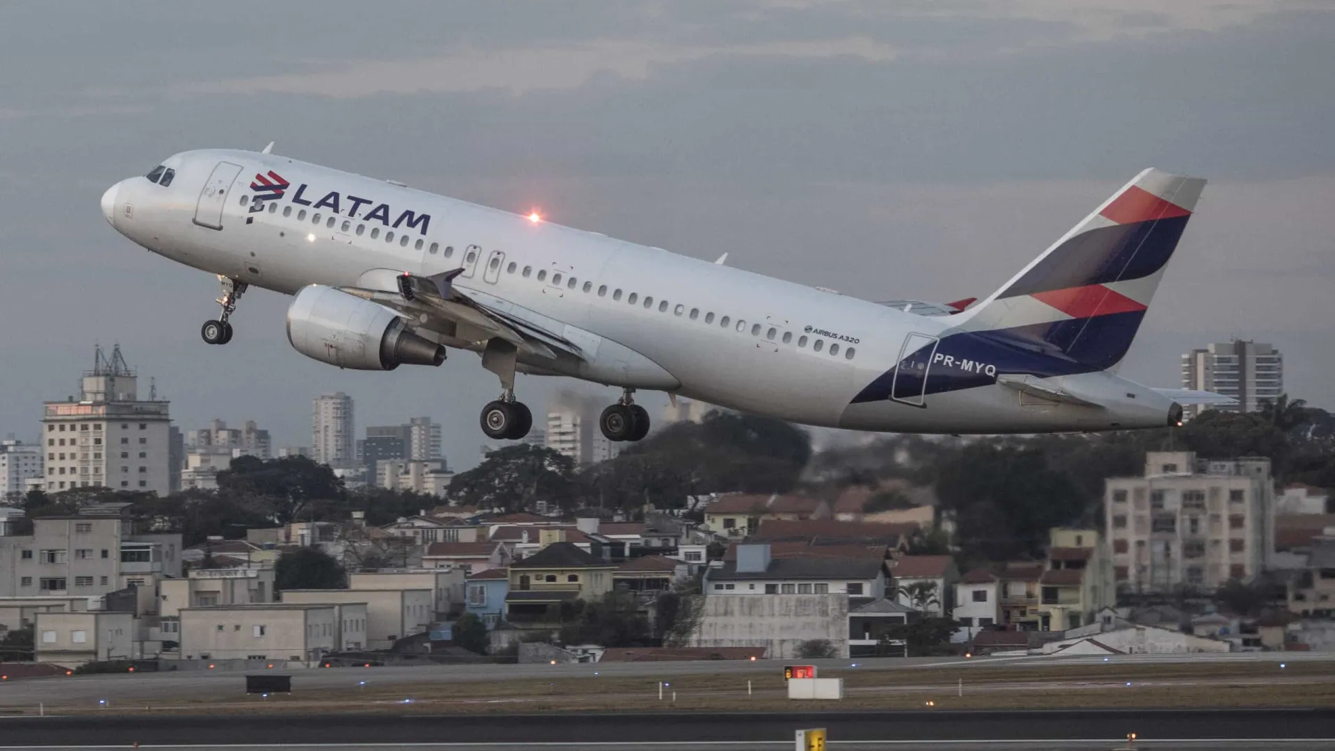 Latam cancela mais voos por greve de pilotos no Chile e diz que paralisação já afetou 30 mil passageiros