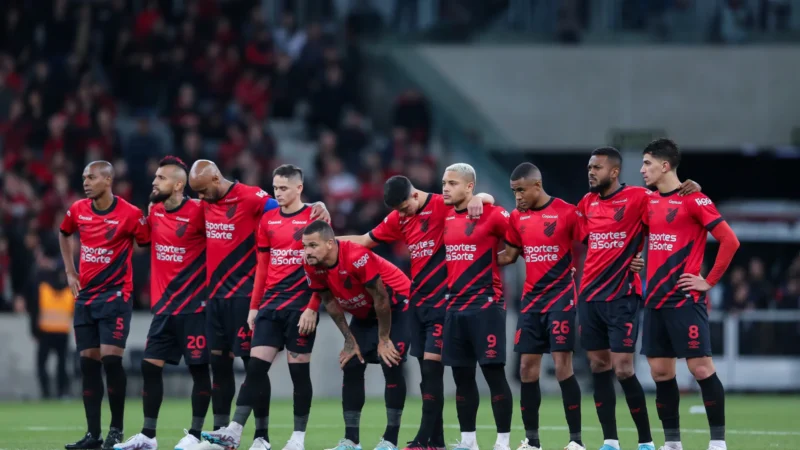 Goiás e Athletico-PR fazem duelo direto por acesso na Série B em dia de briga de opostos