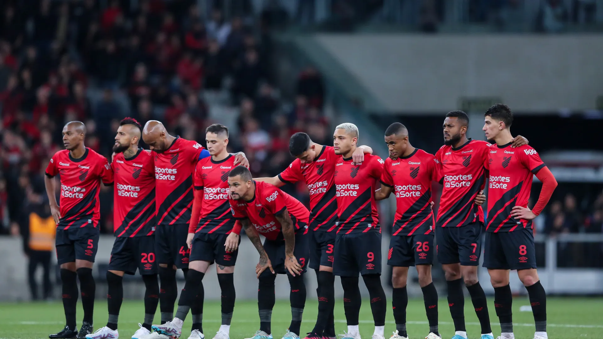 Goiás e Athletico-PR fazem duelo direto por acesso na Série B em dia de briga de opostos