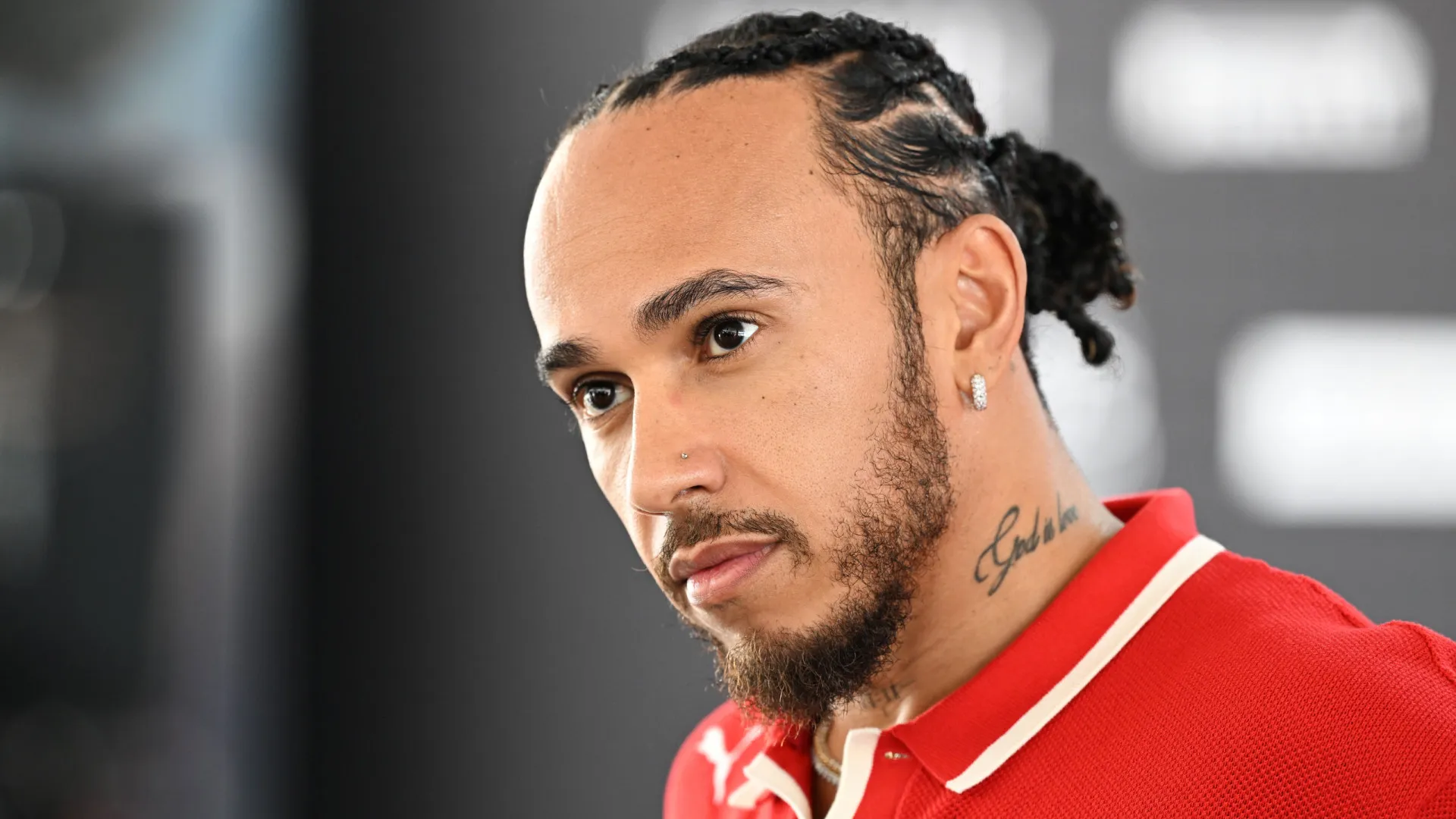 ‘Falem menos e foquem na pilotagem’: presidente da Ferrari repreende Hamilton e Leclerc