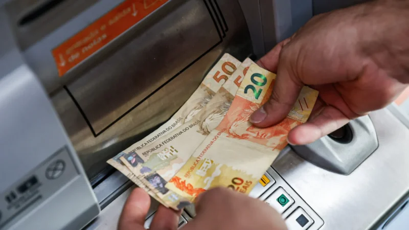 Trabalhadores recebem a primeira parcela do 13º até esta sexta (28)