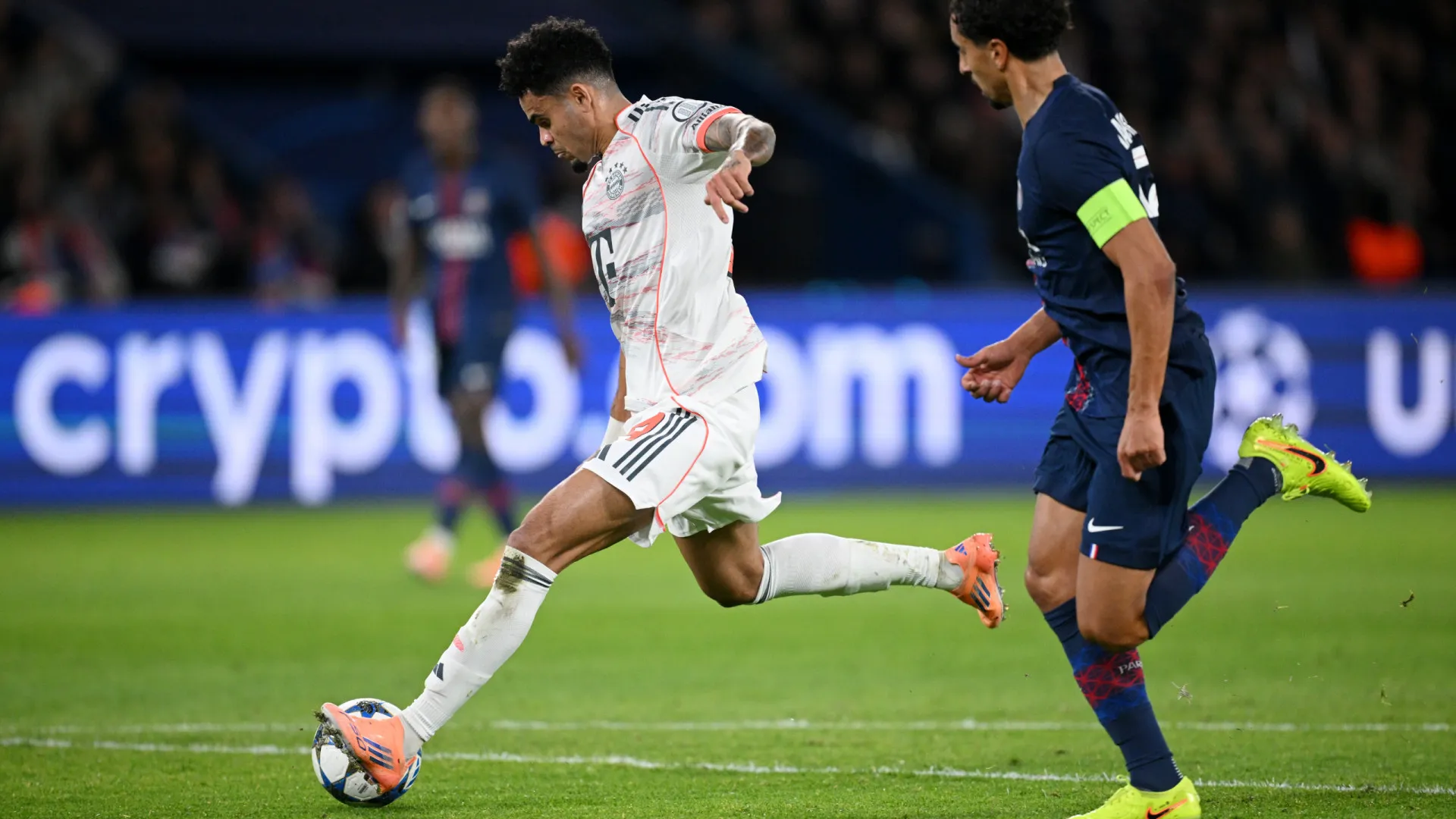 Bayern aproveita falha de Marquinhos, vence o PSG e lidera a Champions