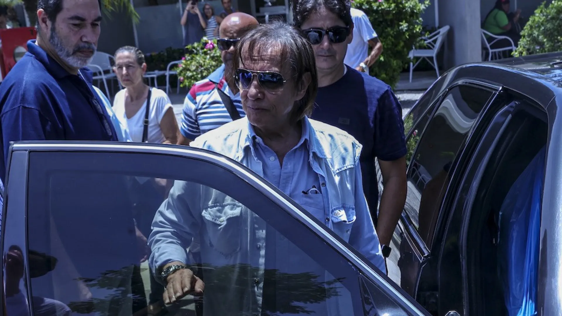 Roberto Carlos vai ao enterro da irmã Norma, que morreu aos 90 anos