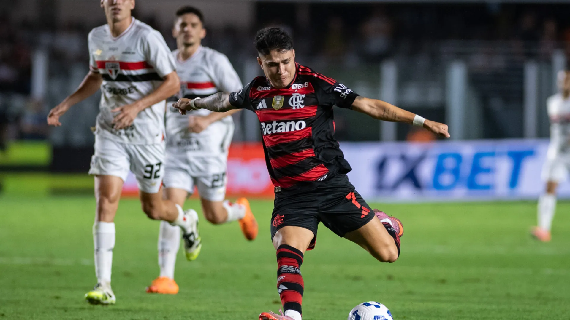 São Paulo e Flamengo empatam na Vila Belmiro, e Palmeiras segue líder