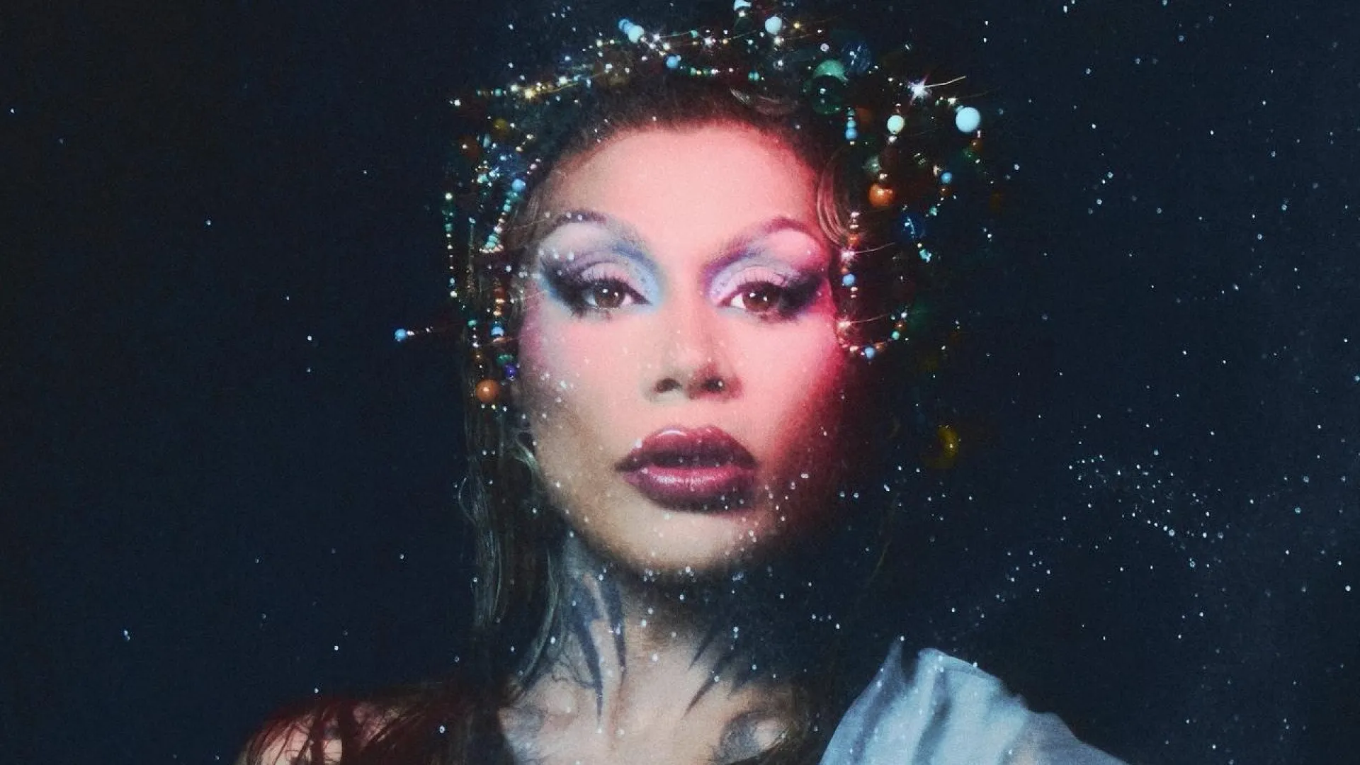 Grag Queen revela capa do álbum ‘Cósmica’ e libera trecho de ‘Fantoches’