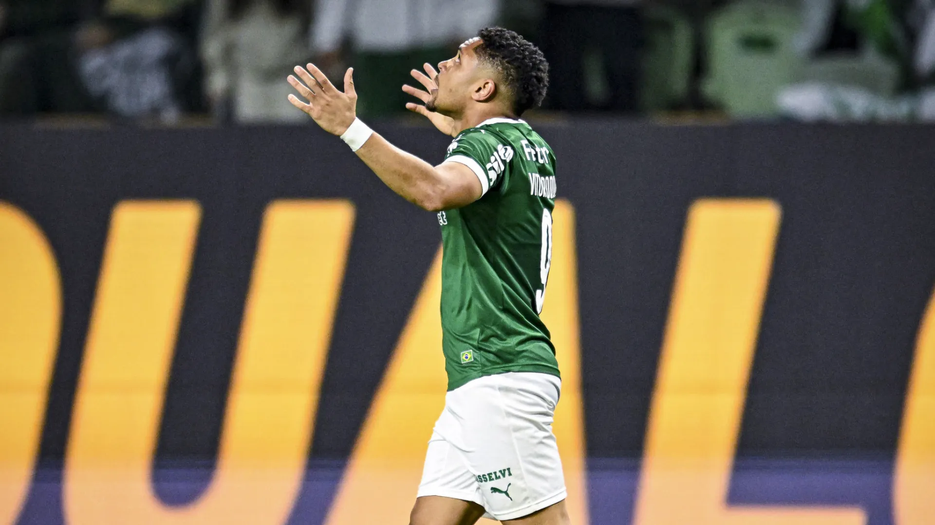 Vitor Roque brilha, Palmeiras vence Santos e abre vantagem para o Flamengo