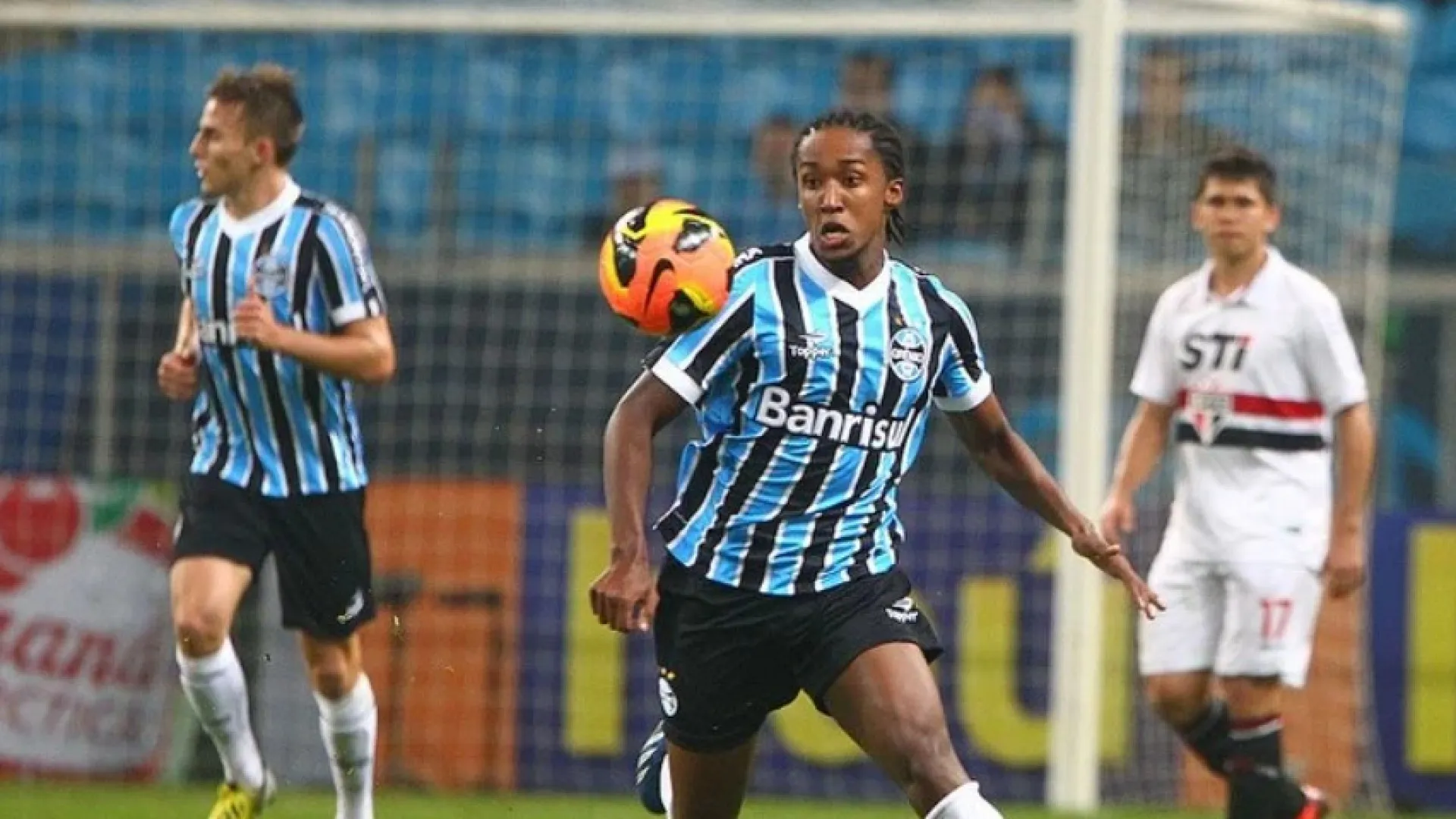 Lembra dele? Ex-Grêmio e Vasco interrompe carreira aos 31 anos