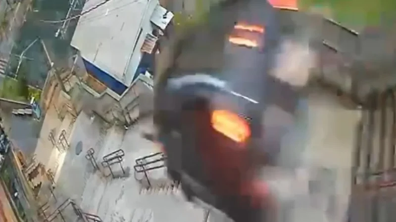 Motorista perde controle e carro despenca de escadaria em SP; vídeo