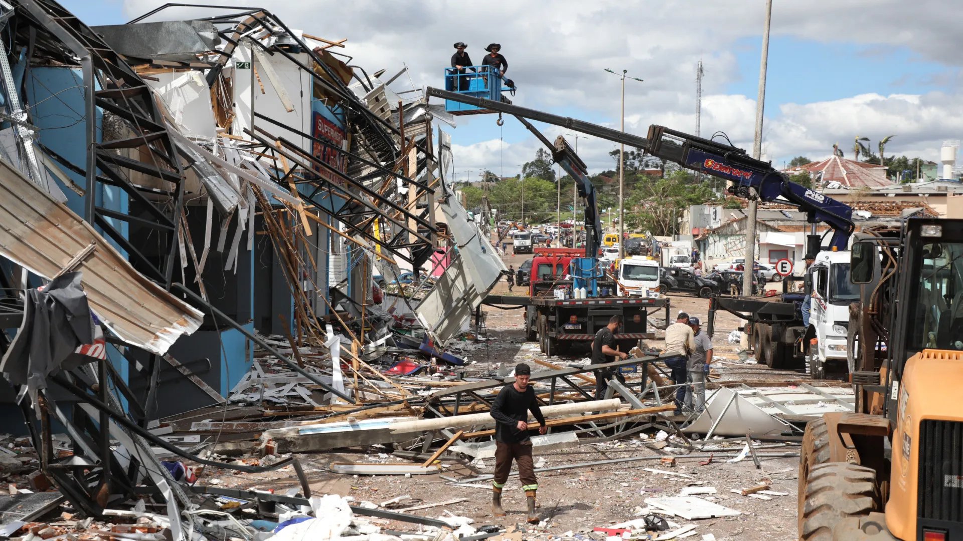 40% dos imóveis atingidos por tornado no PR terão que ser reconstruídos, aponta laudo