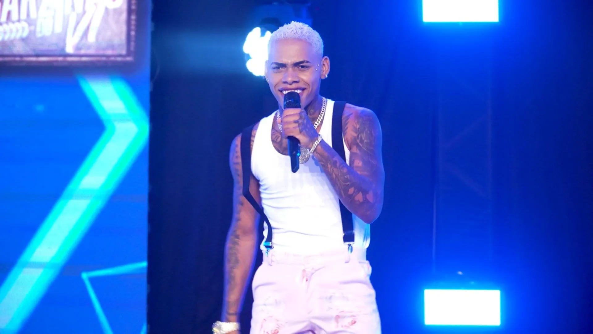 Cantor VT Kebradeira é preso por injúria racial após ofender mulher no DF