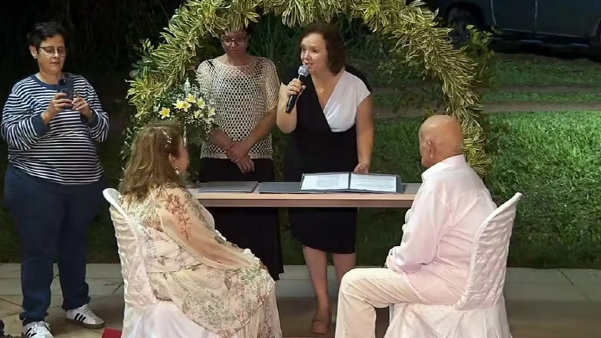 “Até que enfim”. Após 50 anos juntos, casal de idosos oficializa união