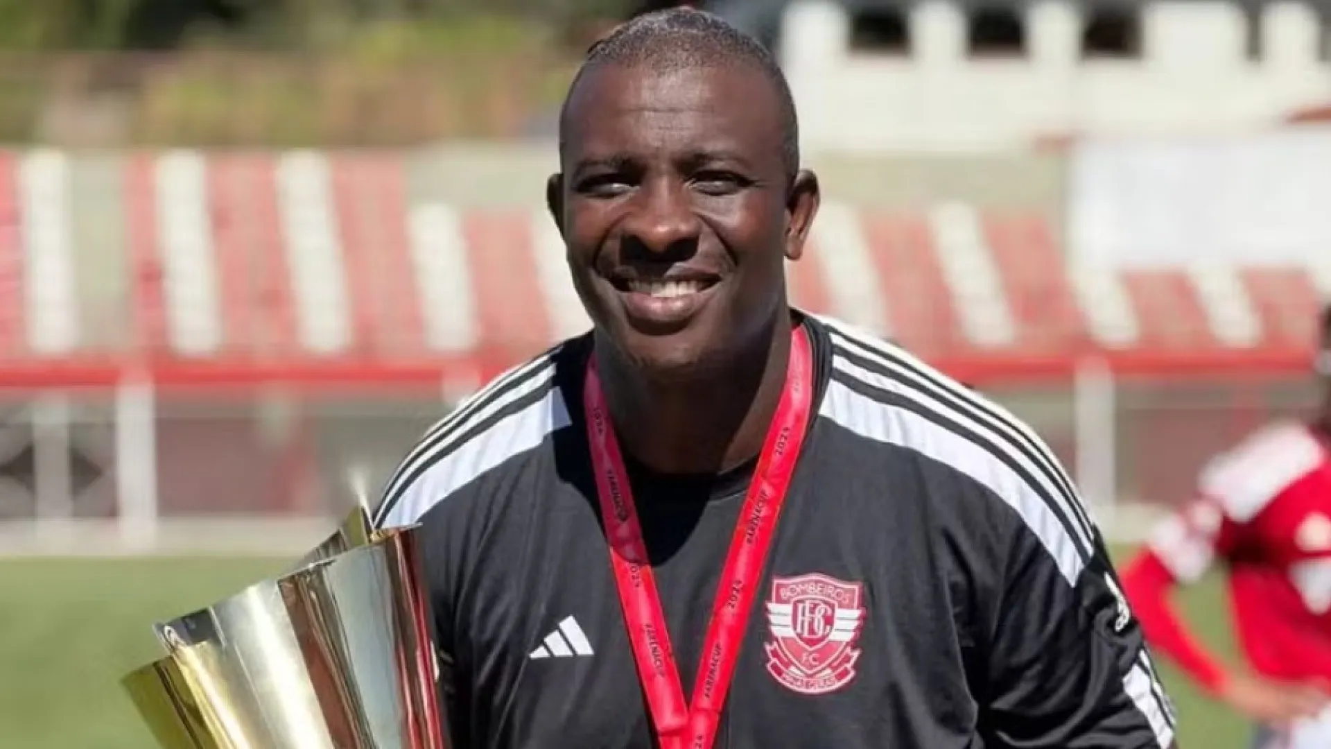 Ex-jogador do Cruzeiro vira motorista de ambulância em BH