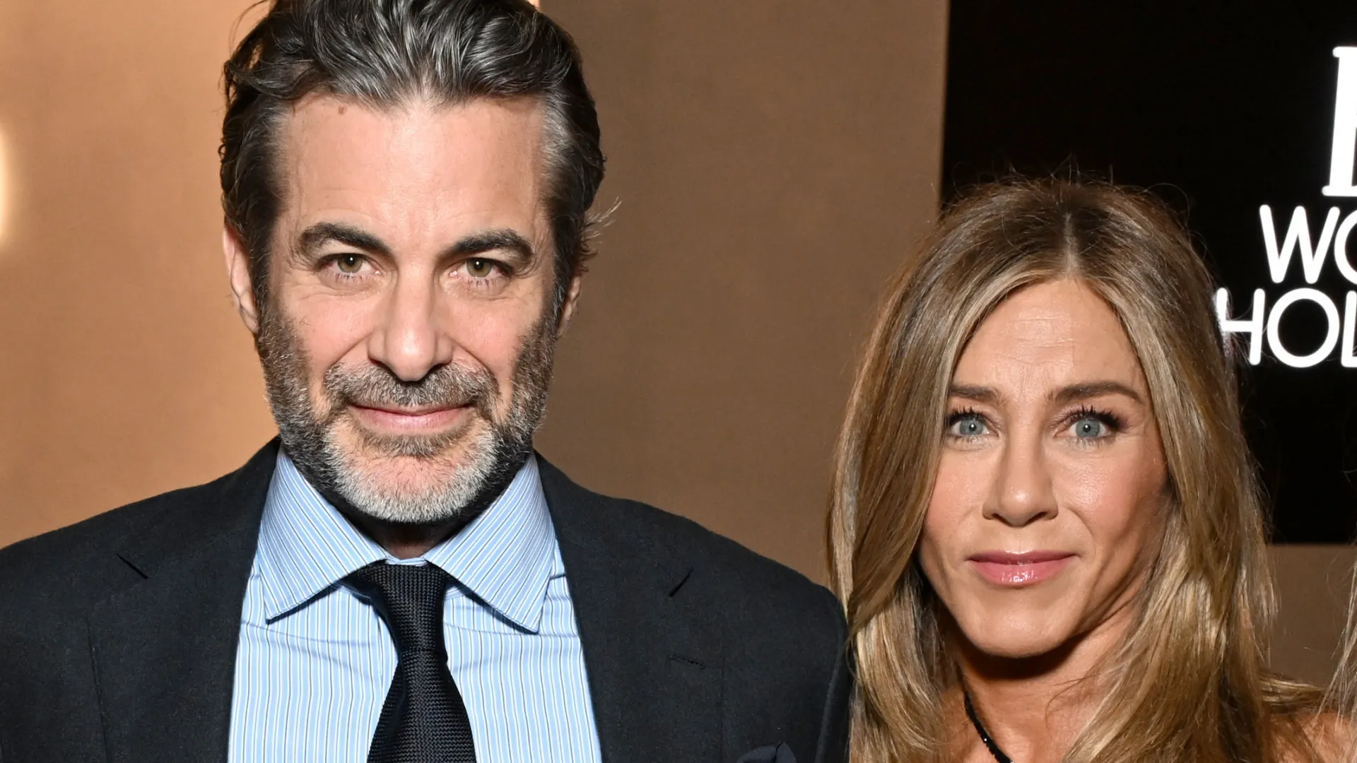 Jennifer Aniston surge em evento pela primeira vez com novo namorado