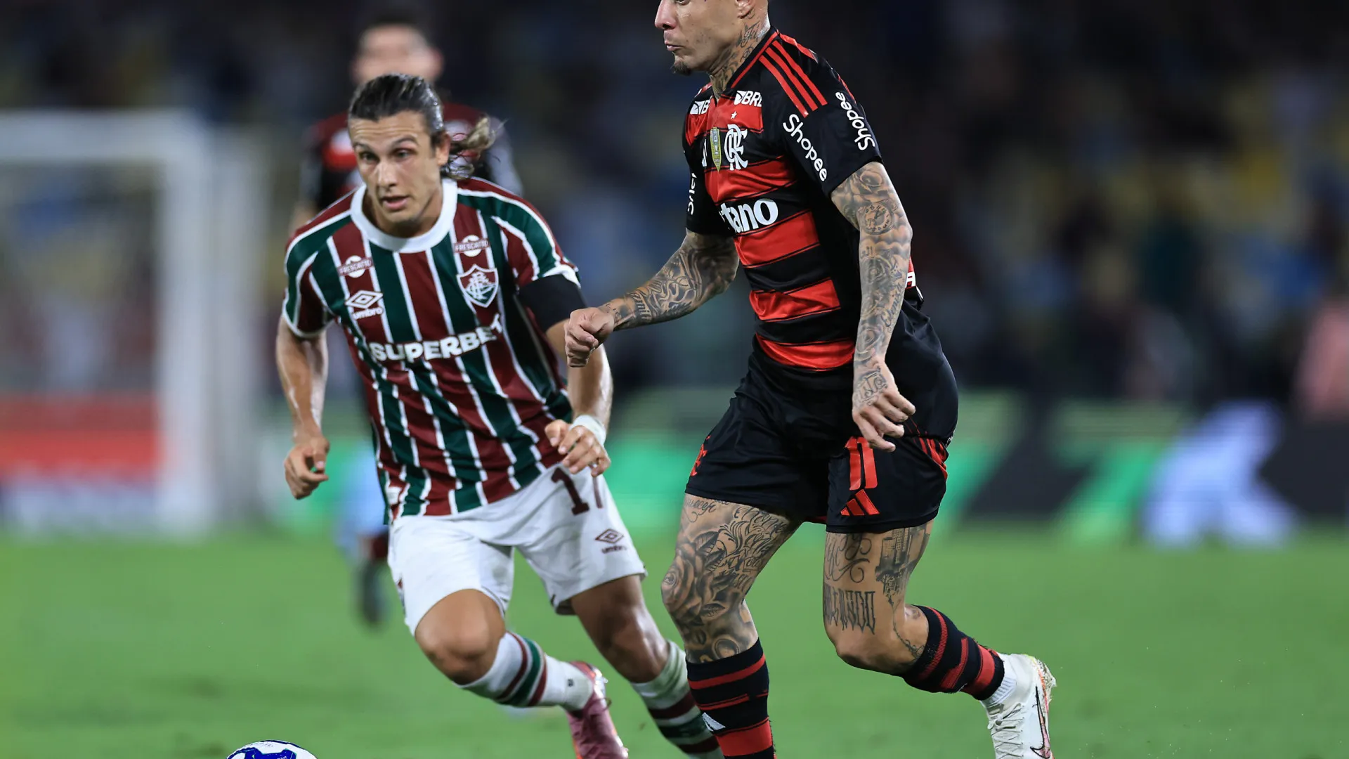 Fluminense aproveita falha de Rossi, bate Flamengo e alivia Palmeiras após empate