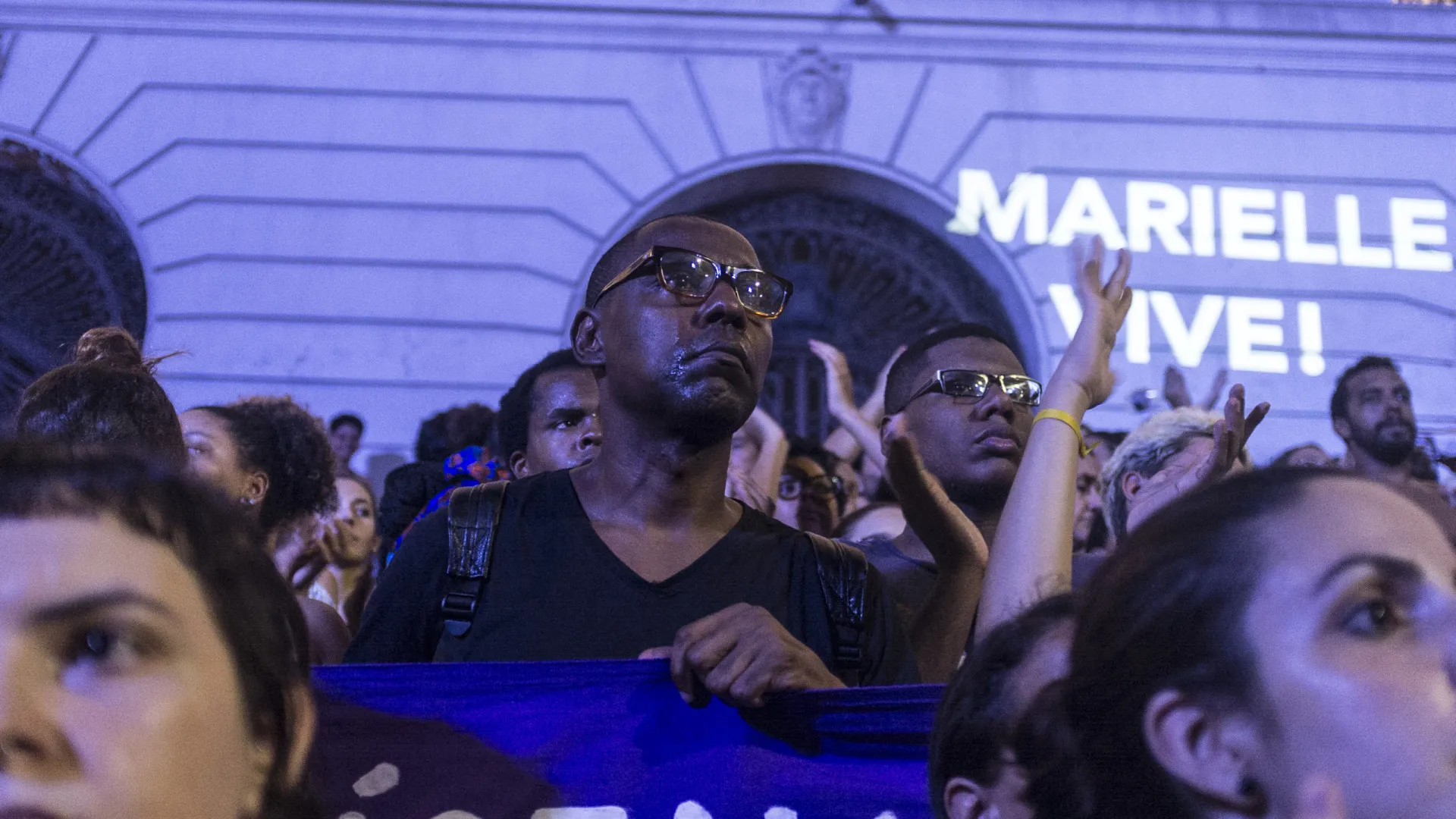 Homens negros têm o triplo do risco de não negros de morrer por tiro no Brasil