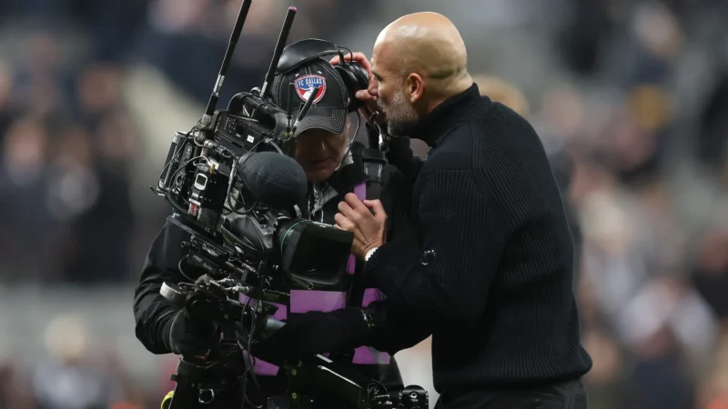 Guardiola perde a cabeça e empurra cinegrafista após derrota em jogo