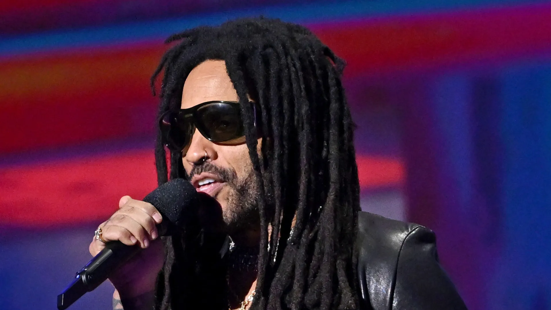 Fã arranca dreadlocks de Lenny Kravitz durante show: “Uma loucura”
