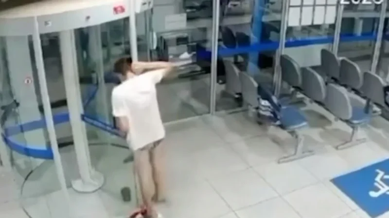 Assalto termina em fiasco total para ladrão preso em porta giratória