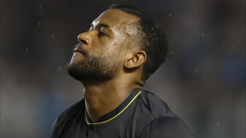 Luan, do São Paulo, passa por procedimento na coxa e só volta em 2026