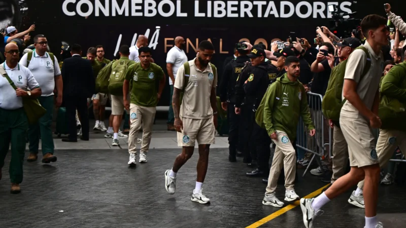 Palmeiras deixa garotos em São Paulo, e chega em Lima com lesionados