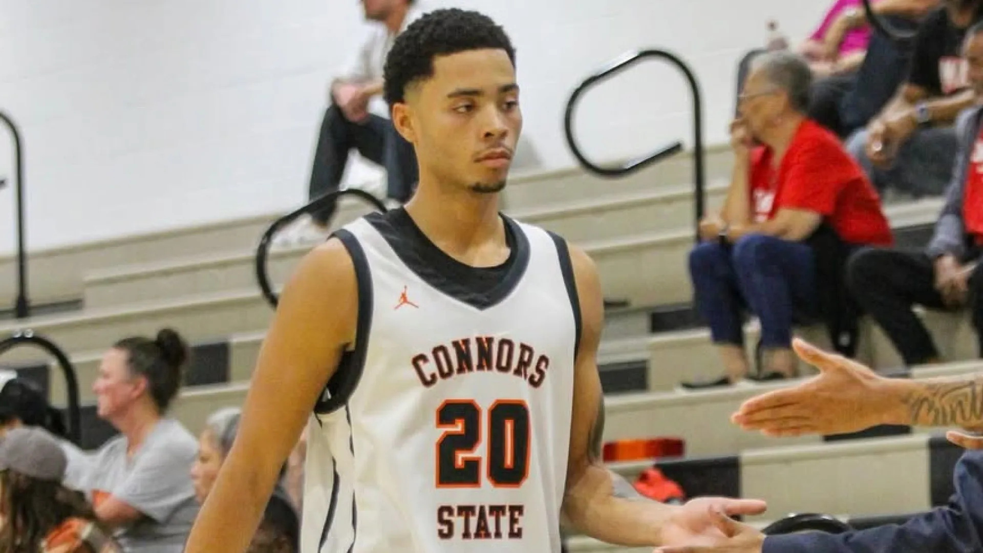 Jogador de basquete morre após sofrer lesão na cabeça durante partida