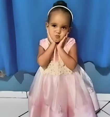 Menina de 3 anos morre atropelada por ônibus após sair do carro dos pais em Diamantino