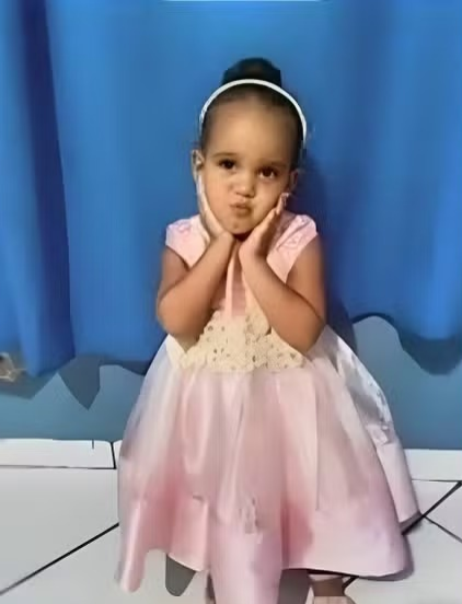 Menina de 3 anos morre atropelada por ônibus após sair do carro dos pais em Diamantino